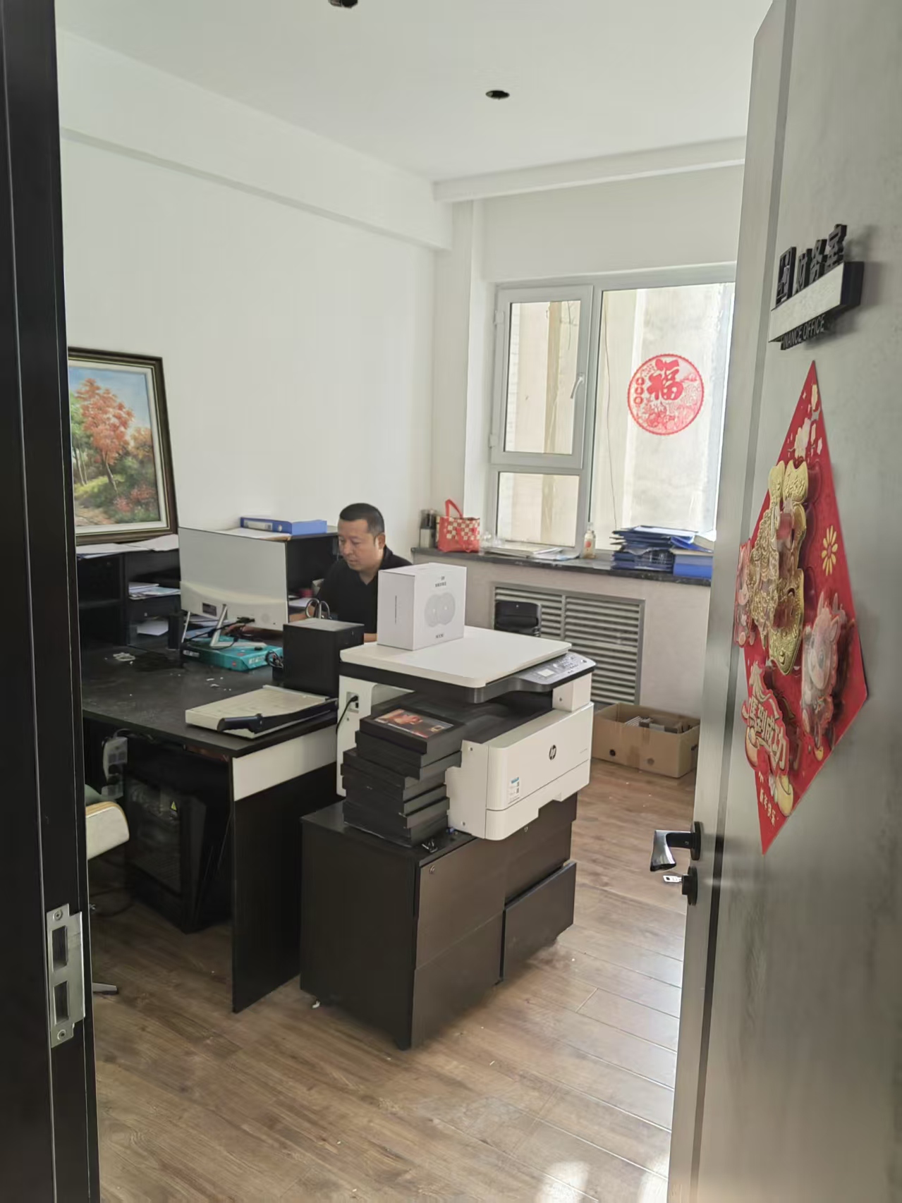 诚职达工作人员办公场景